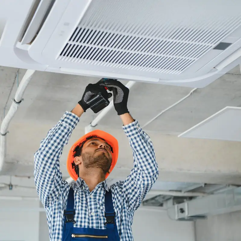 Asesor técnico de AC Supplies brindando soporte especializado en diseño de sistemas HVAC a un contratista en Tijuana.